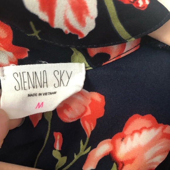 Floral top size medium 🌸 - Picture 4 of 4